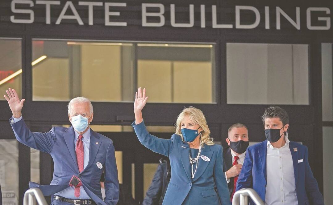 El candidato demócrata Joe Biden, con su esposa, Jill, ayer luego de votar en Wilmington, Delaware. Foto: AFP