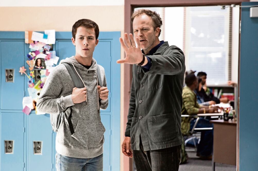 Tras suicidarse su amiga y amor imposible Hannah Baker, Clay recibe una caja con 13 casetes (CORTESÍA)