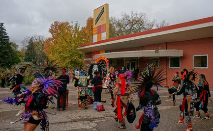 Mexicanos celebran Día de Muertos en EU pese a temor a redadas; damos la bienvenida a nuestros ancestros, expresan