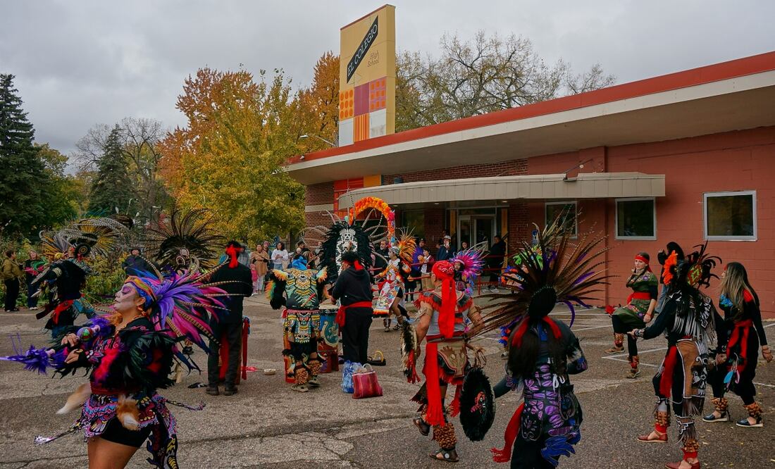 Miembros de grupos de danza azteca actúan durante una conmemoración del Día de Muertos frente a Colegio High School en Minneapolis el sábado 1 de noviembre de 2025. Foto: AP/Giovanna Dell'Orto.