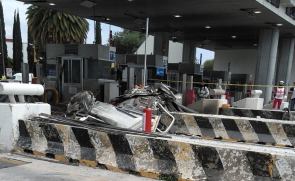 Tráiler se impacta contra casetas de cobro en autopista México-Puebla; hay dos muertos