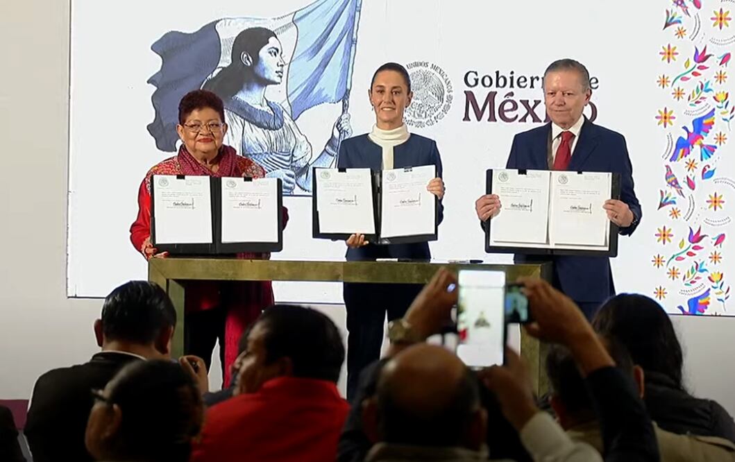 La presidenta Claudia Sheinbaum firmó el decreto de las leyes secundarias de la reforma judicial que enviará a la Cámara de Diputados. Foto: especial