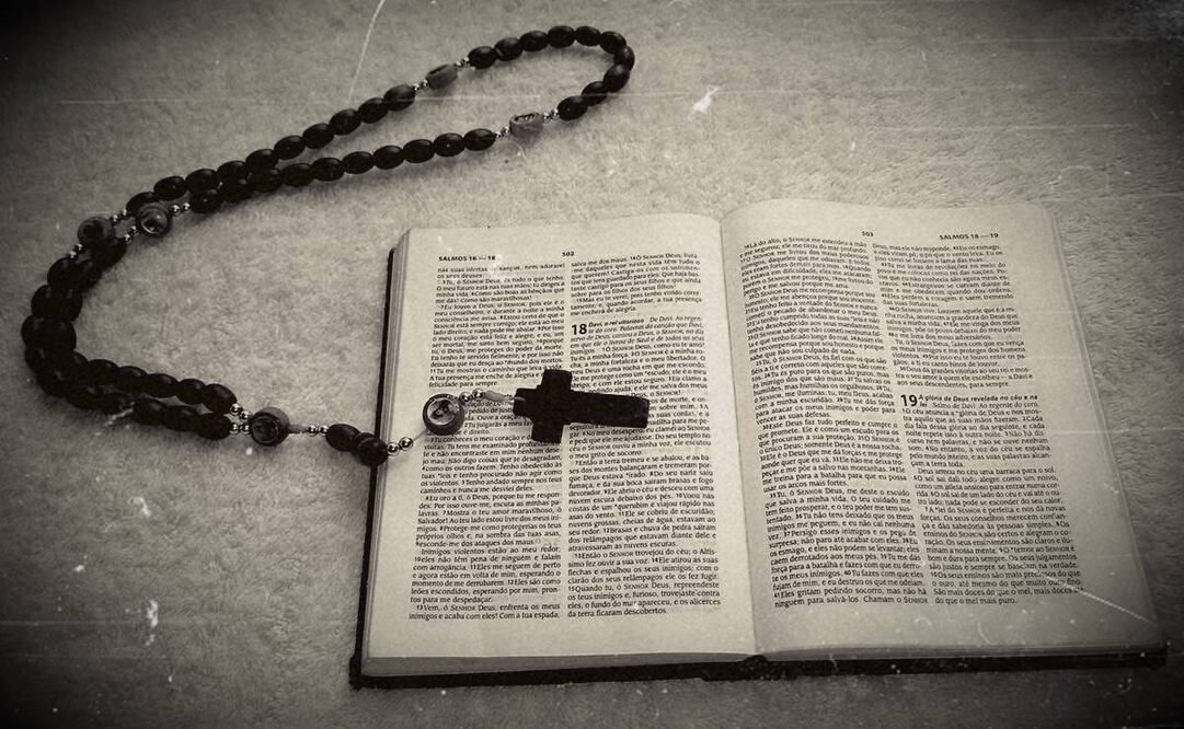 Henry Sanabria, director de policía colombiano, asegura que ha protegido patrulleros con un crucifijo. Foto: Pixabay