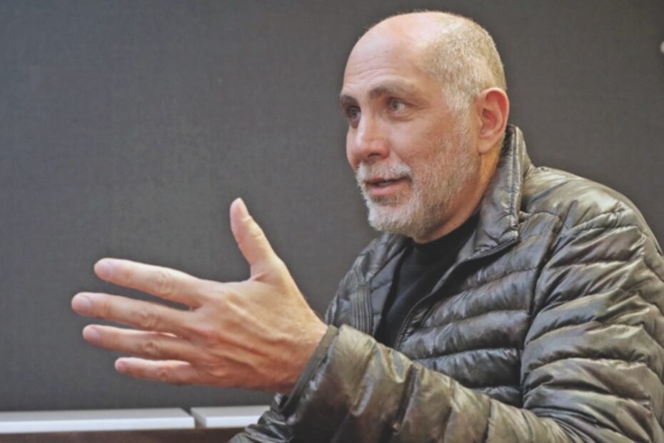 Diego Boneta llega, posa, sonríe y se va