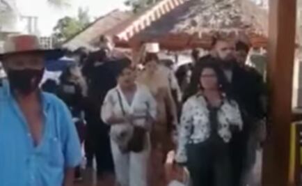 Se disfrazan de narcos para fiesta temática y terminan arrestados en Bolivia