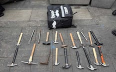 Retiran martillos y aerosoles a mujeres durante marcha del 8M; encapuchadas son contenidas