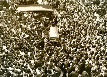 Entre pisotones y lluvia de rosas fue como dieron el último adiós a Agustín Lara hace 50 años