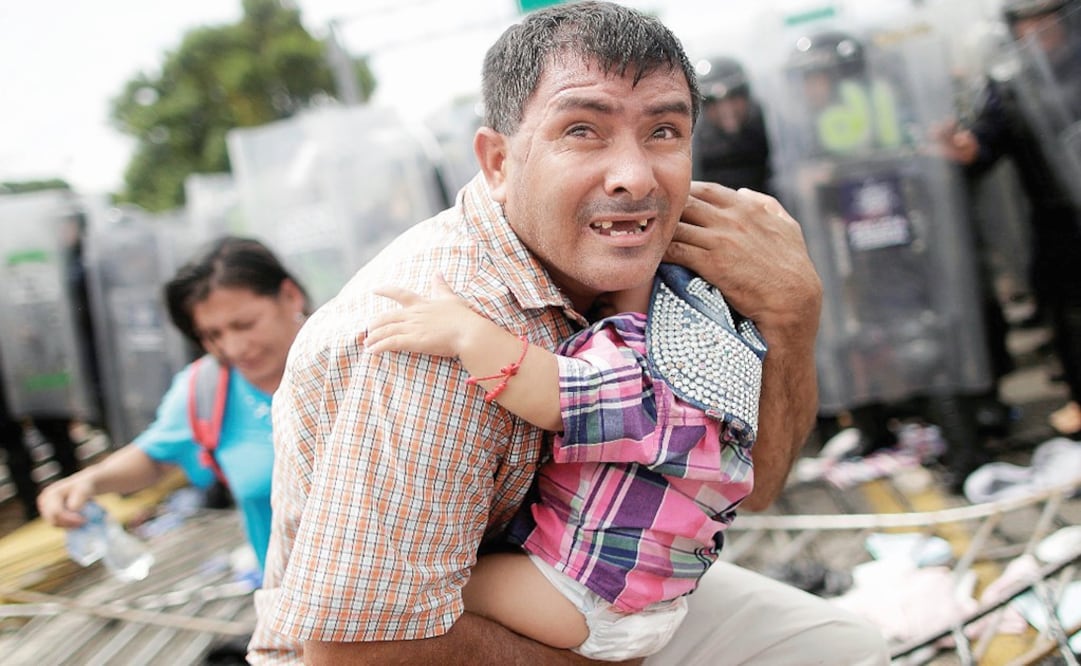 Honduran man and his baby at the Mexico-Guatemala border - Photo: Ueslei Marcelino/REUTERS