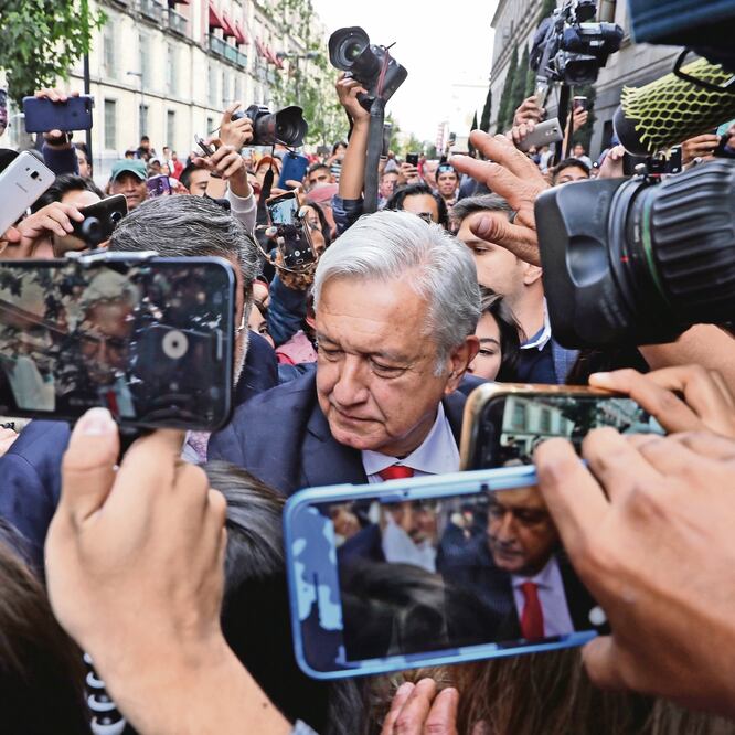 Los simpatizantes del Presidente se arremolinaron para tocarlo, lo apachurraron y le hicieron peticiones a su llegada a la Suprema Corte. Foto: JUAN CARLOS REYES. EL UNIVERSAL
