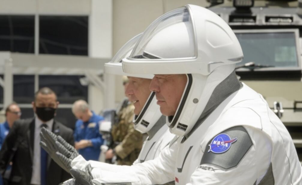 Se cierra la escotilla de la cápsula SpaceX y el cohete está listo para despegar