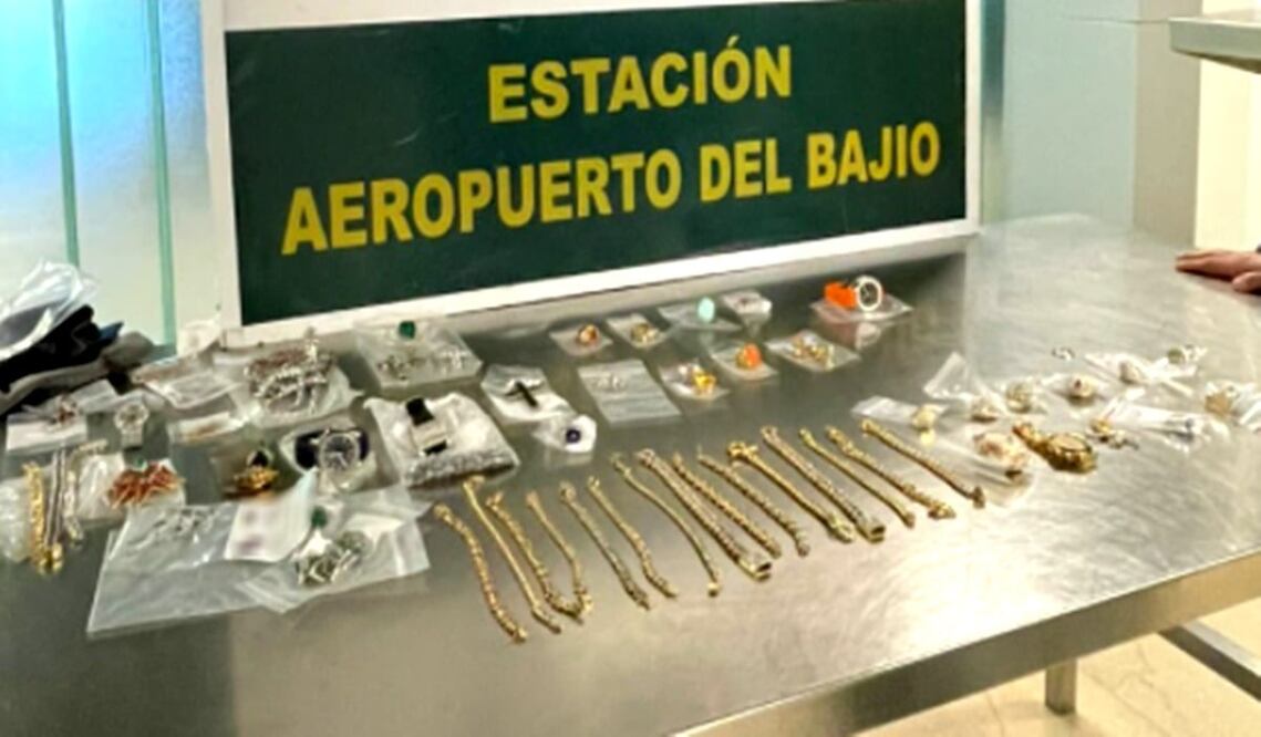 El lote de un aproximado de 80 piezas de joyería era transportado por dos personas extranjeras procedentes de Estados Unidos. Foto: especial