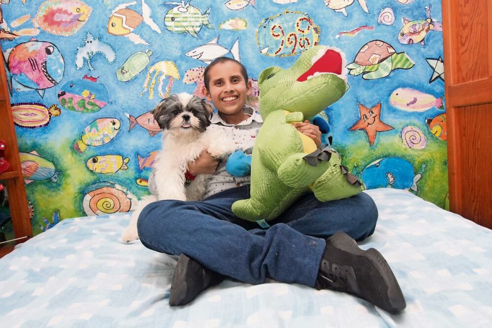 A los ocho años de edad, Alexander fue diagnosticado con cáncer en el cerebro y fue prácticamente desahuciado, pero su madre ha luchado para que reciba tratamiento. Foto: Omar Contreras | El Universal