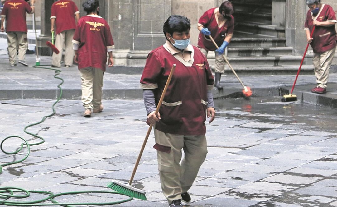 Los trabajadores de limpieza deberán sujetarse a la conducta indicada en el contrato. Foto: ARCHIVO EL UNIVERSAL