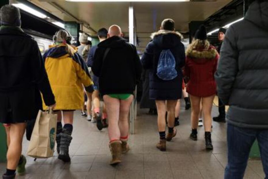 Frío y diversión en el día sin pantalones en el metro de Nueva York
