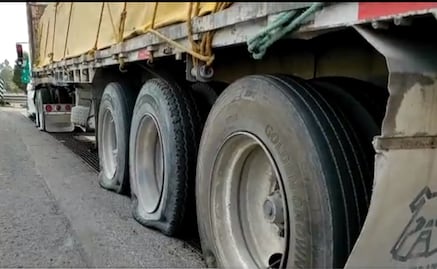 Camión de carga estrena "poncha llantas" en caseta de Ecatepec y acaba con 20 neumáticos dañados