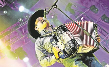 Ricardo Muñoz, vocalista de Intocable, se vacunó contra Covid; en redes lo tunden