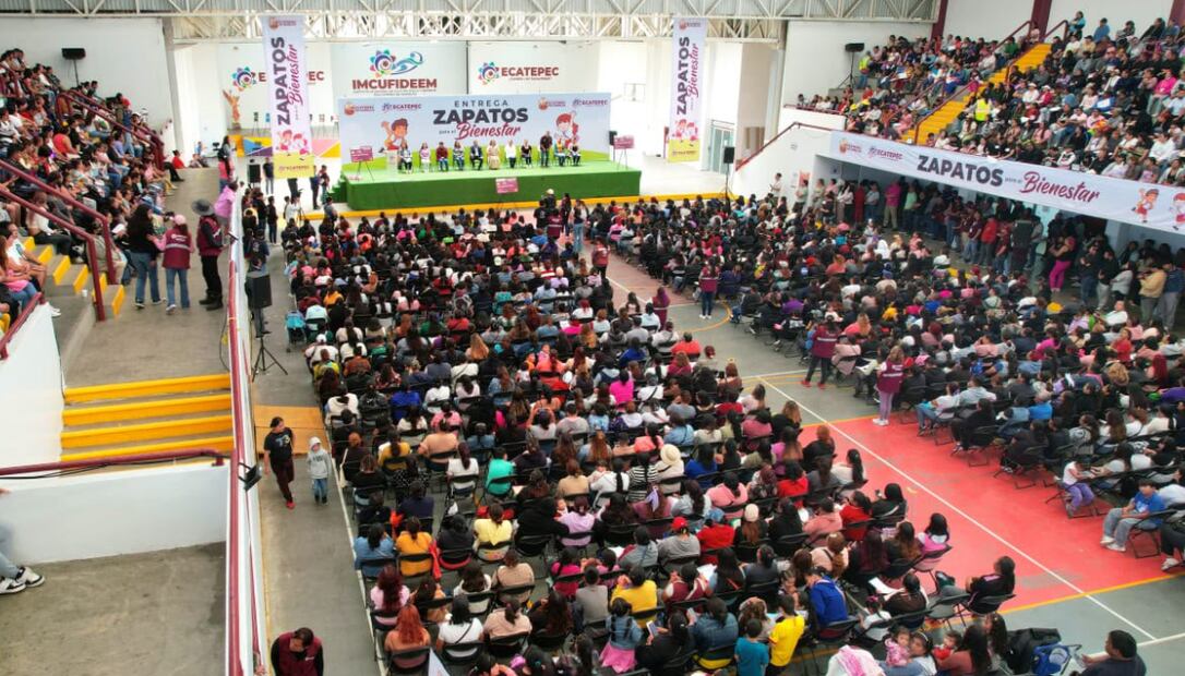 El gobierno de Ecatepec inició la entrega de tarjetas para la compra de 35 mil zapatos a estudiantes de ese municipio. (Foto: especial)