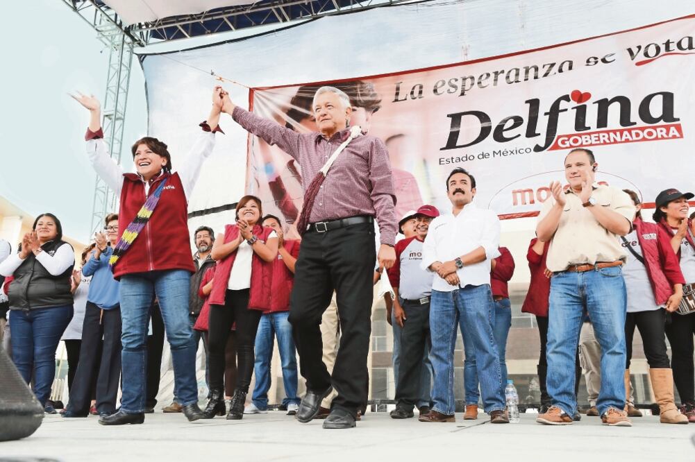 El presidente nacional de Morena, Andrés Manuel López Obrador, por segundo día acompañó en un mitin en el municipio de Los Reyes La Paz a la abanderada a la gubernatura del Edomex, Delfina Gómez (IRVIN OLIVARES. EL UNIVERSAL)
