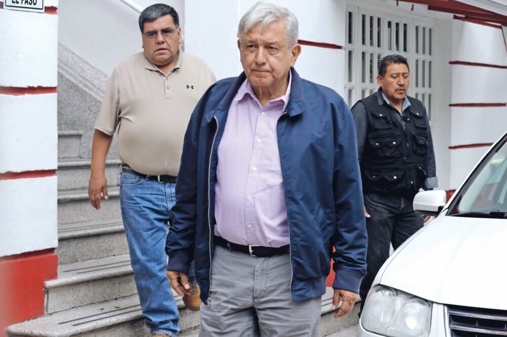 El presidente electo, Andrés Manuel López Obrador, a la salida de la reunión que sostuvo con los futuros titulares de Hacienda, Comunicaciones y Transportes, Medio Ambiente y Pemex para revisar el tema de las refinerías. (IRVIN OLIVARES. EL UNIVERSAL)