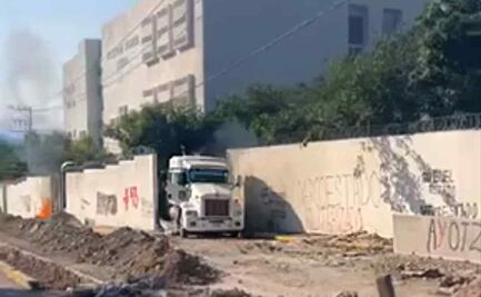 Normalistas impactan tráiler contra barda de Palacio de Justicia de Iguala, Guerrero, durante protesta por los 43