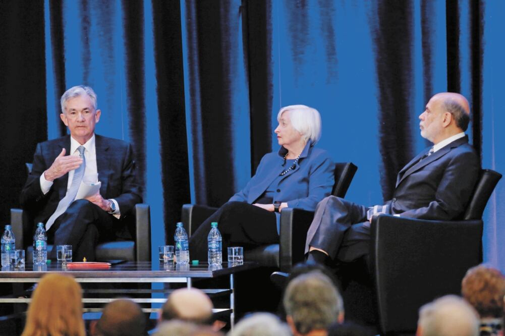Jerome Powell (izq.), presidente de la Reserva Federal de EU, y sus antecesores en el cargo, Janet Yellen y Ben Bernanke, durante su participación en un encuentro de la Asociación Estadounidense Económica, en Atlanta, Georgia. Foto: REUTERS