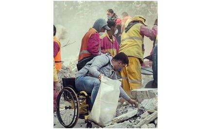 Silla de ruedas no impidió a joven michoacano levantar escombros