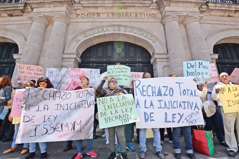 Unos 500 trabajadores del sector público inconformes con las reformas se manifestaron afuera del Congreso mexiquense (ESPECIAL)