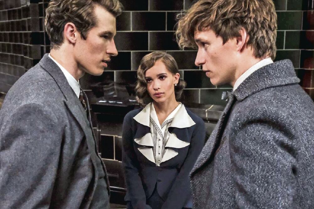 La cinta es protagonizada por Eddie Redmaye (der.) como Newt Scamander. (WARNER BROS.)