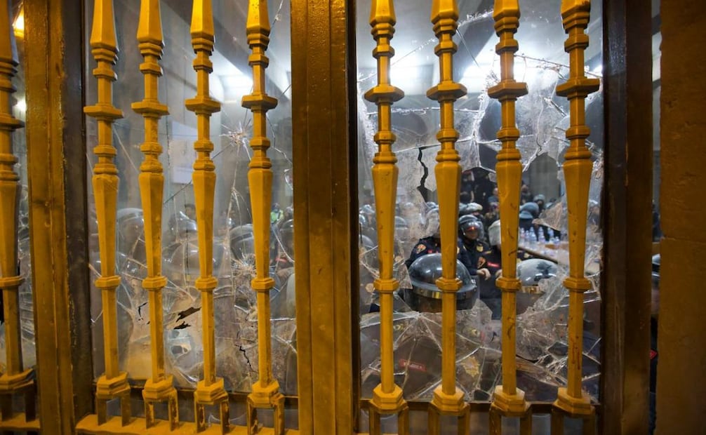 Enfrentamientos entre elementos de seguridad y manifestantes en el palacio de gobierno. Foto: Osmar Alvarado / EL UNIVERSAL
