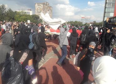 Queman y bajan bandera en rectoría de la UNAM