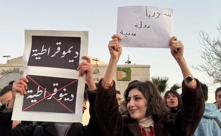 Cientos de sirios exigen un país laico y “mujeres libres” a rebeldes que tomaron el poder; “queremos democracia”