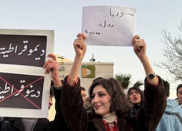 Cientos de sirios exigen un país laico y “mujeres libres” a rebeldes que tomaron el poder; “queremos democracia”