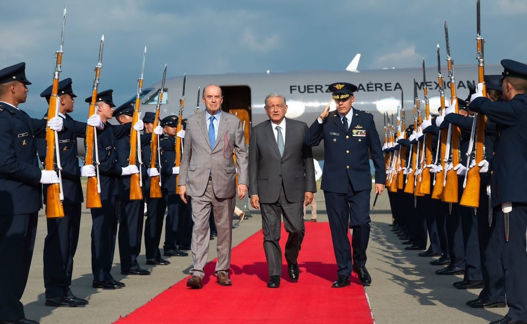 AMLO llegó a Colombia a bordo de un avión de la Fuerza Aérea Mexicana. Foto: Especial