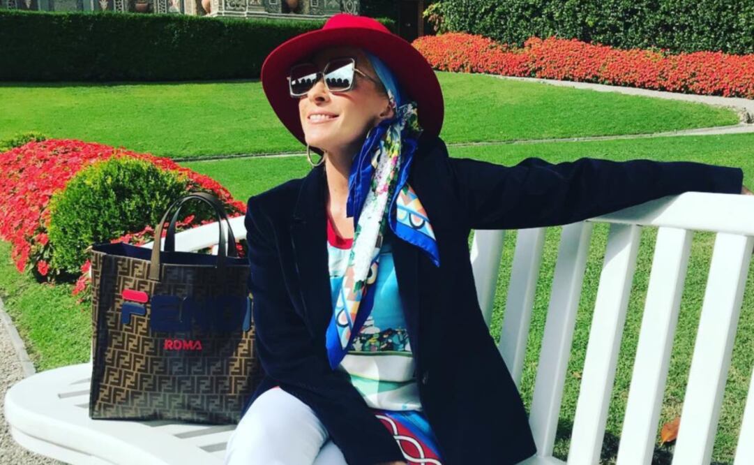 La cantante aprovechó el paisaje italiano para presumir su bolsa de la firma Fendi. Foto: Instagram