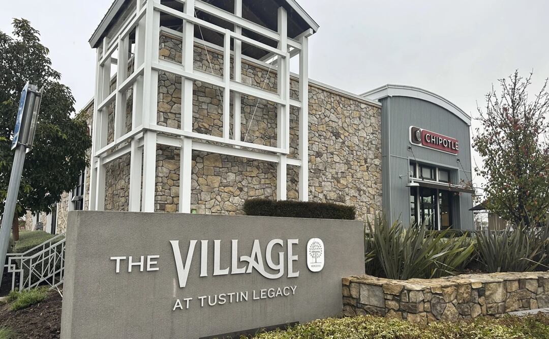 Esta fotografía muestra el centro comercial The Village at Tustin Legacy, el martes 20 de febrero de 2024, en Tustin, California. Foto. AP