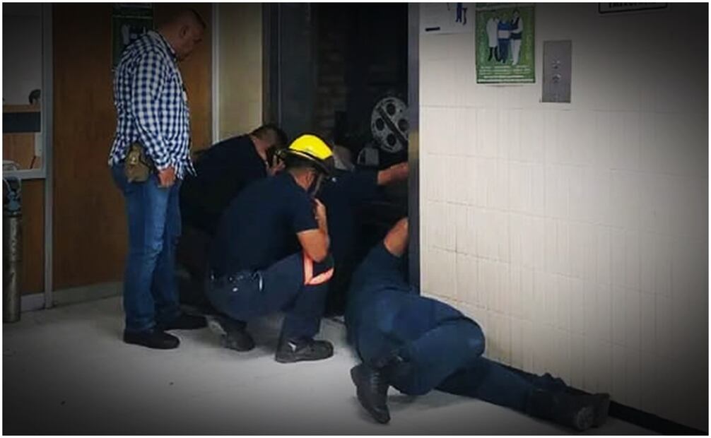 7 personas quedan atrapadas en elevador del IMSS en Monclova, Coahuila. Foto: Especial
