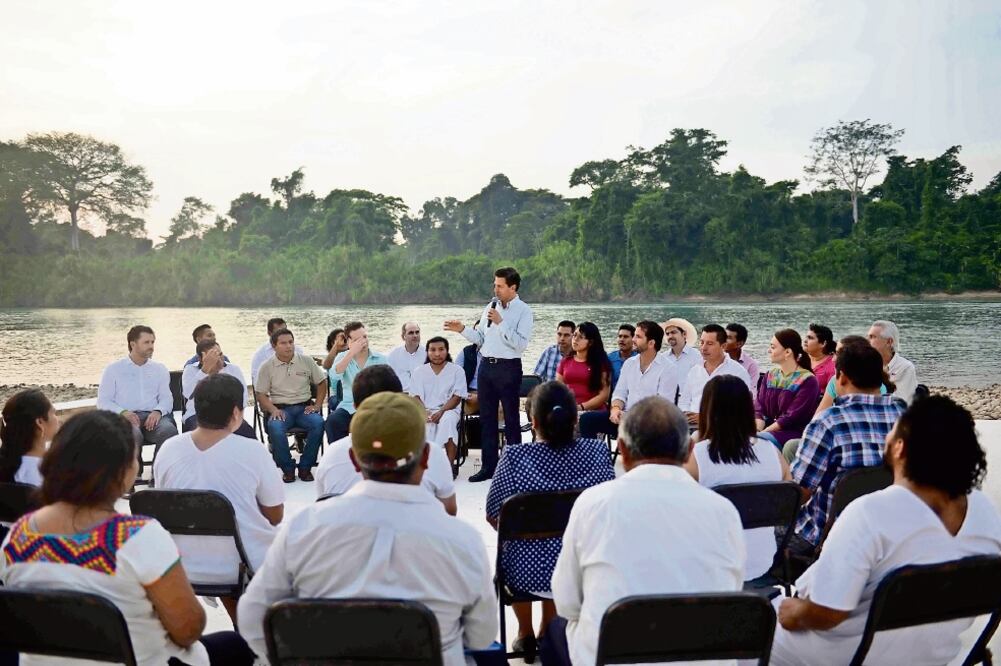 En la Selva Lacandona, el presidente Enrique Peña Nieto dialogó con integrantes de comunidades indígenas, en el marco de varias actividades que encabezó en materia de protección al ambiente y preservación de la biodiversidad en el país (PRESIDENCIA)