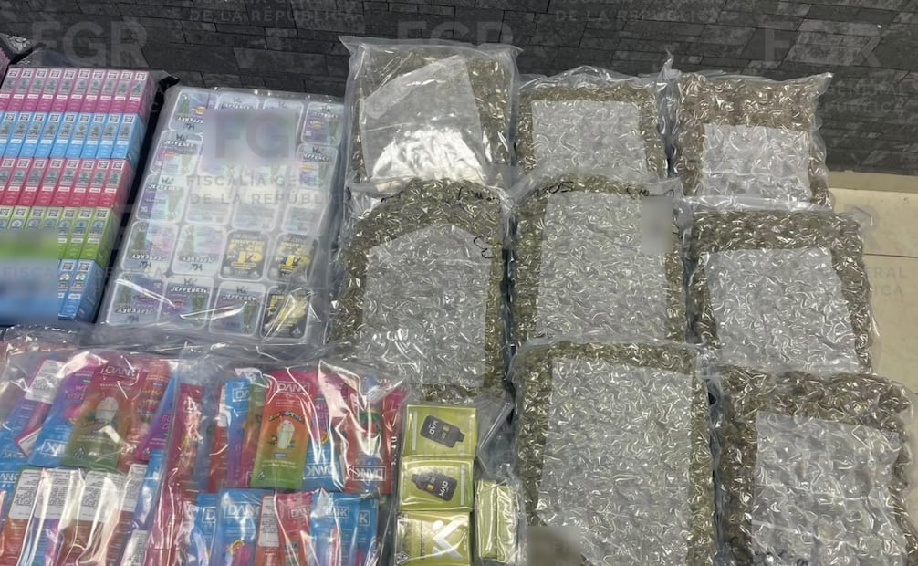 Detienen a pasajero con vapeadores y cigarrillos con marihuana en aeropuerto de Monterrey. Foto: Especial