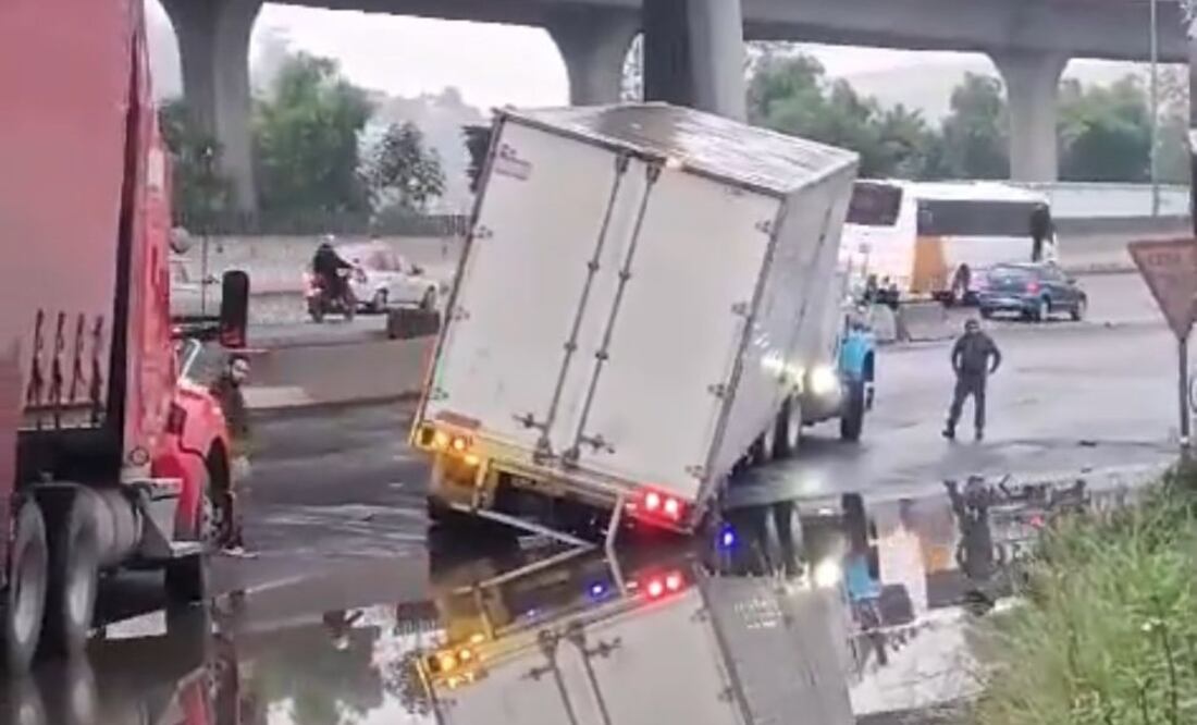 Decenas de automovilistas se vieron afectados al caer en un bache localizado en la lateral de la autopista México-Querétaro. Foto: Especial