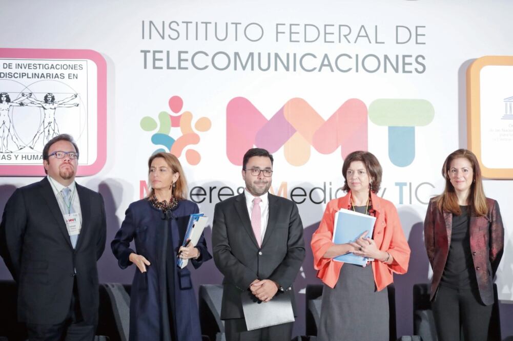 En el Foro Mujeres, Medios y TIC, el presidente del IFT, Gabriel Contreras (centro), mencionó que el instituto revisa el documento final que incorpore las modificaciones en materia de preponderancia. FOTO: IVÁN STEPHENS. EL UNIVERSAL