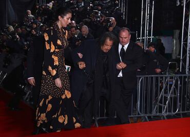 Al Pacino se cae en la alfombra roja de los Bafta 2020