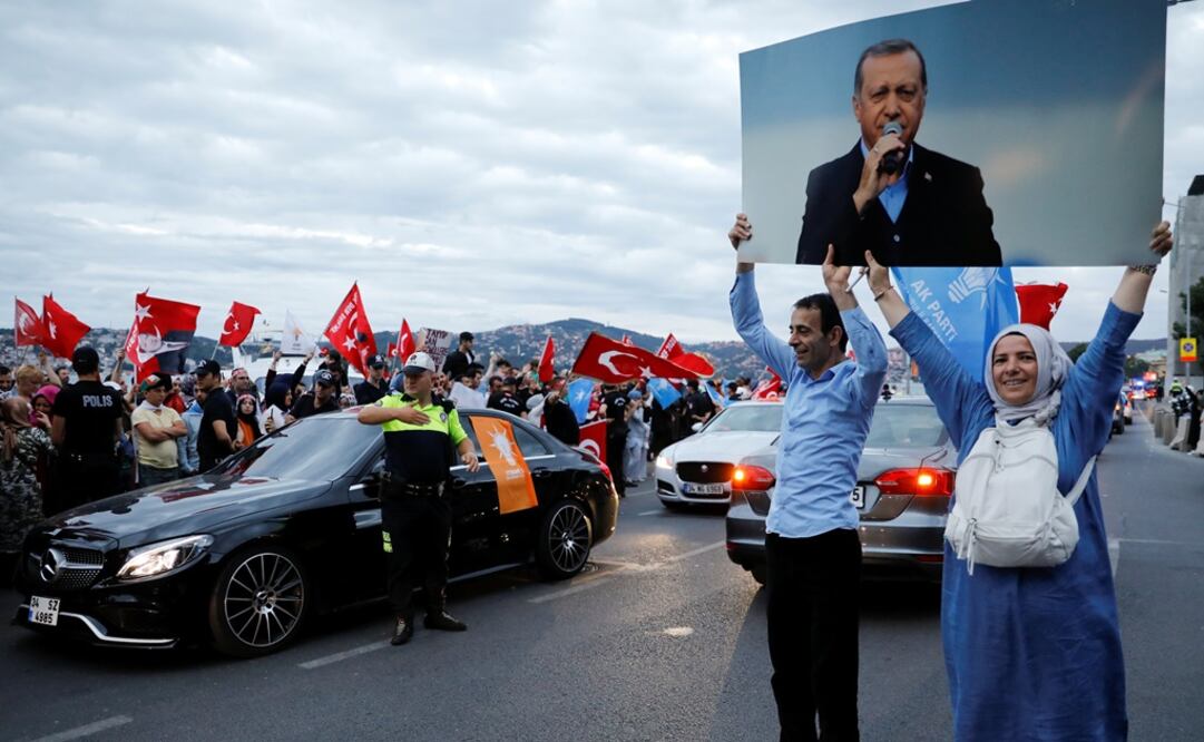 Personas en Turquía levantan una imagen del presidente Recep Tayyip Erdogan durante el proceso de elecciones  (Foto: Reuters)