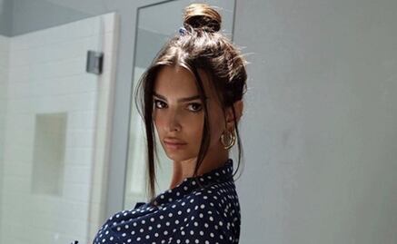 Emily Ratajkowski posa sexy con axila sin rasurar