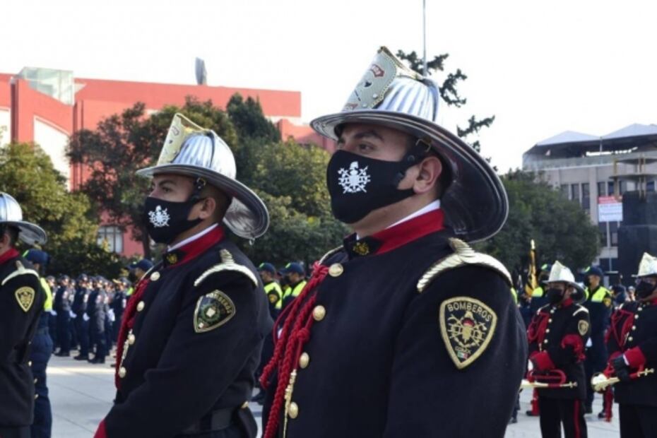 Policías y Bomberos de la CDMX desfilan por calles de la ciudad