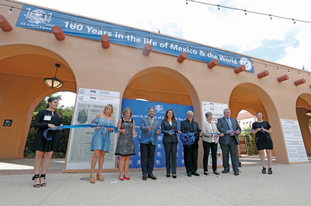 La cónsul de México en San Diego, California, Marcela Celorio (quinta de izq. a der.), y el director de la Fundación Ealy Ortiz A.C, Enrique Bustamante (cuarto de izq. de der.), entre otros, inauguraron la exposición de EL UNIVERSAL (LUIS CORTÉS)