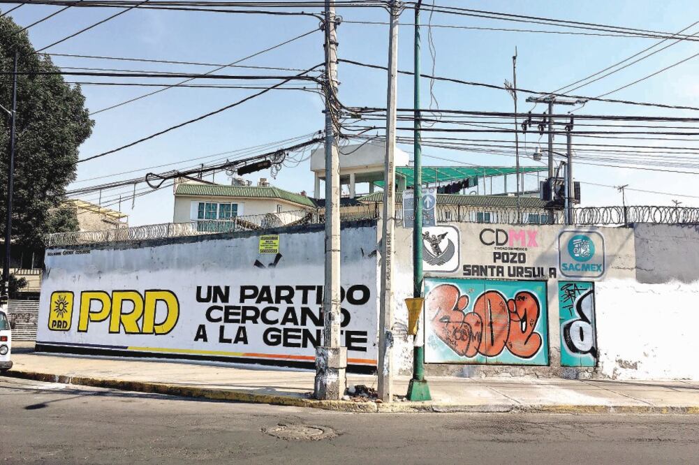 Los partidos de la coalición Por la Ciudad de México al Frente ponen propaganda en pozos y en un corralón del gobierno capitalino. Foto: GERARDO SUÁREZ. EL UNIVERSAL