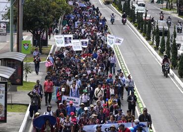 Miles de indígenas y campesinos siguen llamado de Arévalo y protestan en Guatemala
