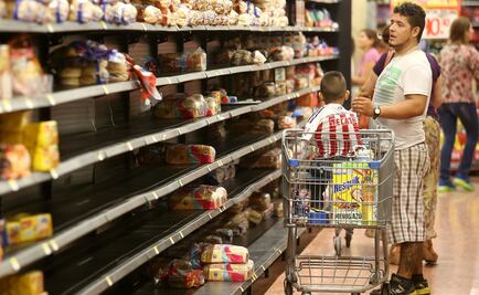 Compras masivas ante inminente llegada de huracán "Patricia"