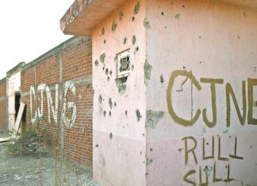 Se va nuncio de Aguililla; regresan los bloqueos