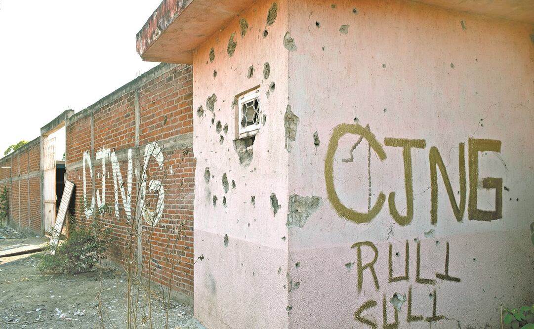 Las pintas del cártel están en varias partes de Aguililla. Foto: Armando Solís. EL UNIVERSAL